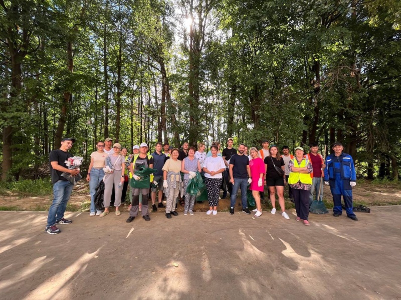 13 августа сотрудники управляющей компании «СпецКоммунПроект» приняли участие в «Субботнике в добром лесу». 